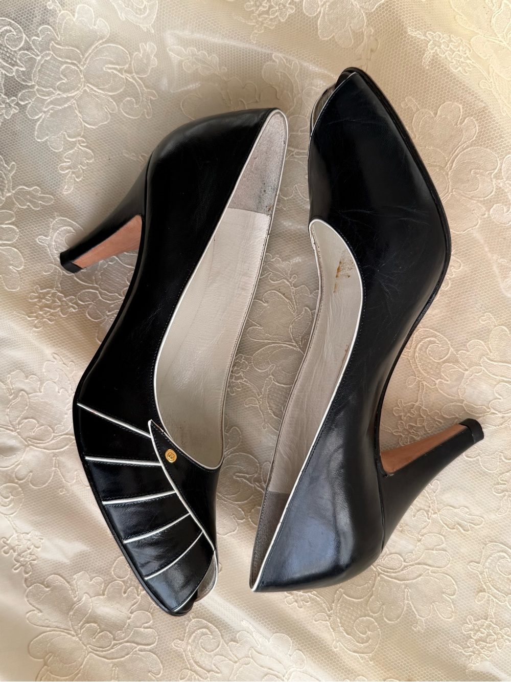 GUCCI Deep Navy Pointed Peep Toe High Heels with White Pinstriped Toe